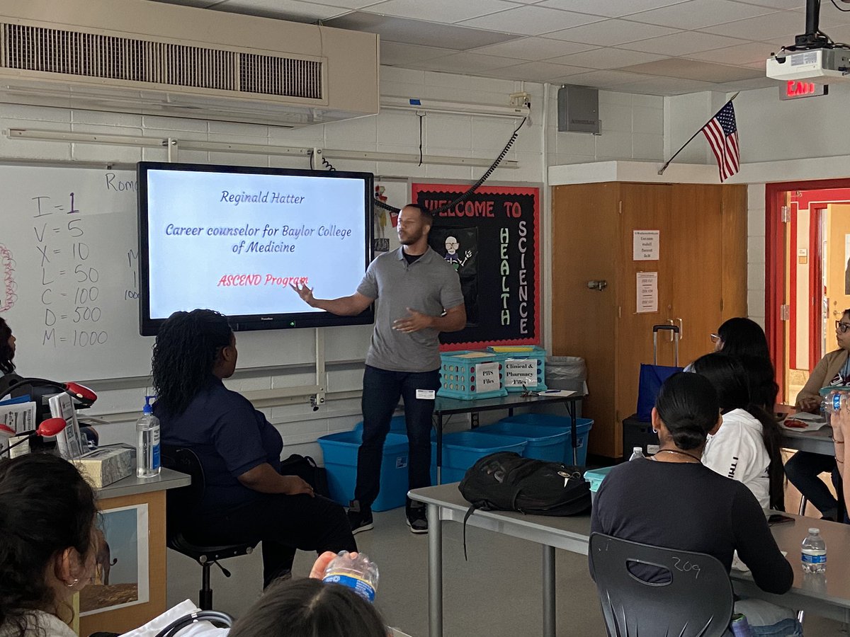 hosa_mac's tweet image. HOSA students getting information about the ASCEND program from Reginald Hatter with Baylor College of Medicine. #letsgetcertified @MacArthur_AISD @AldineISD @AldineCTE @MhsPeterson