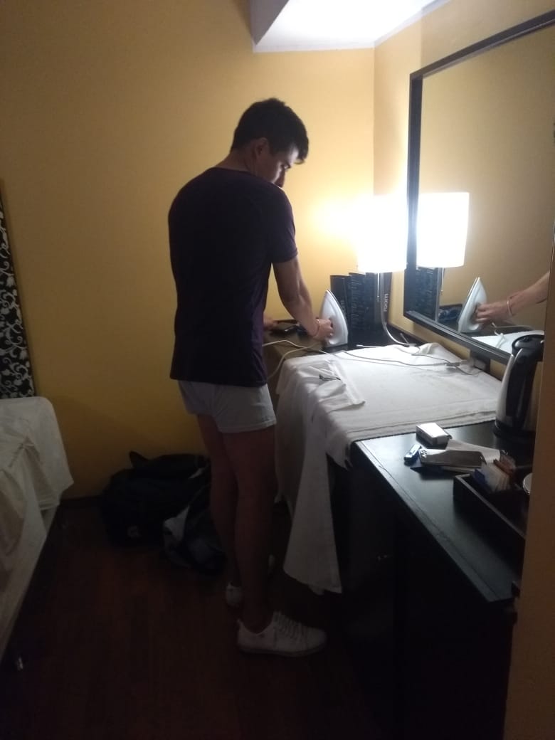 Nuestro amigo Budy, preparandose para ir a la peña ,mientras escucha el Jesús María , Jujuy Capital #FestivalPais