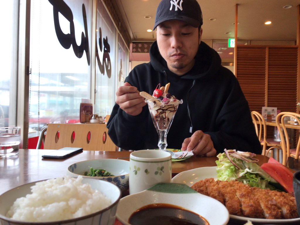 TOLATOLA514's tweet photo. オレ とんかつ定食
ちーかまん チョコレートパフェ
#ちーかまん #チョコレートパフェ #とんかつ定食 #tola #tolabluemaker https://t.co/pfWn5ucCs5