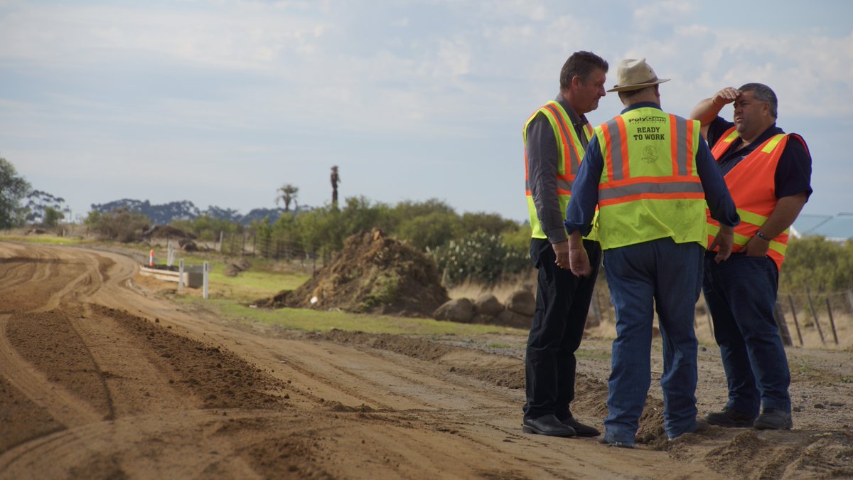 PolyCom_Girl's tweet photo. PolyCom Stabilising Aid road side discussions - road maintenance #inovation #betterforclimatechange #engineering #stabilisation #roadrepair https://t.co/GhfOOIWbAk