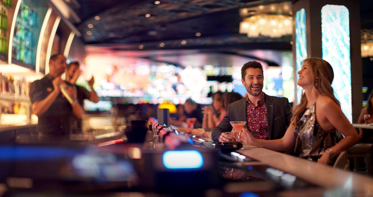 stratvegas's tweet photo. View Lounge is reinvented at #TheSTRAT. Sip cocktails & watch your favorite team or the casino crowd at our new watering hole. #STRATdrinks https://t.co/Yxn1V3Ubpw