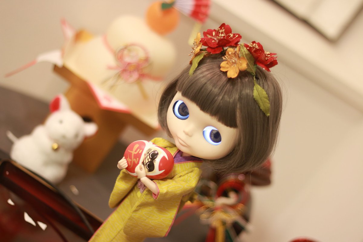 alice_robotic's tweet image. 先日、鏡開きと共にお正月飾りを片付けました。

写真のブライスが持っているのは、
｢達磨神籤｣
と言うおみくじで、底面に穴があいていてそこにおみくじが入っていました。
#RoboticAlice