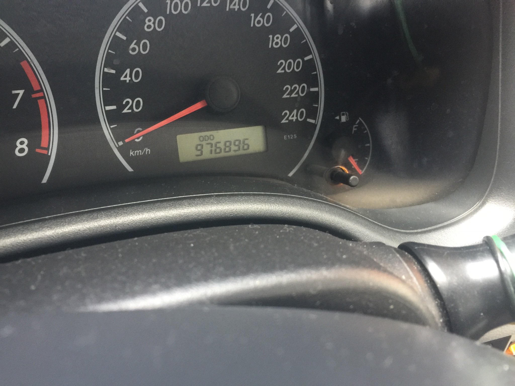 革命社長 車の寿命が10万キロなんて思ってるのは日本人だけ タイで乗ったタクシー カムリのオドメーターを撮らせて貰いました 日本で使用済みになった車達はまだまだ世界で活躍してます 今まで過去最高はカムリで0万キロのタクシーに乗った事