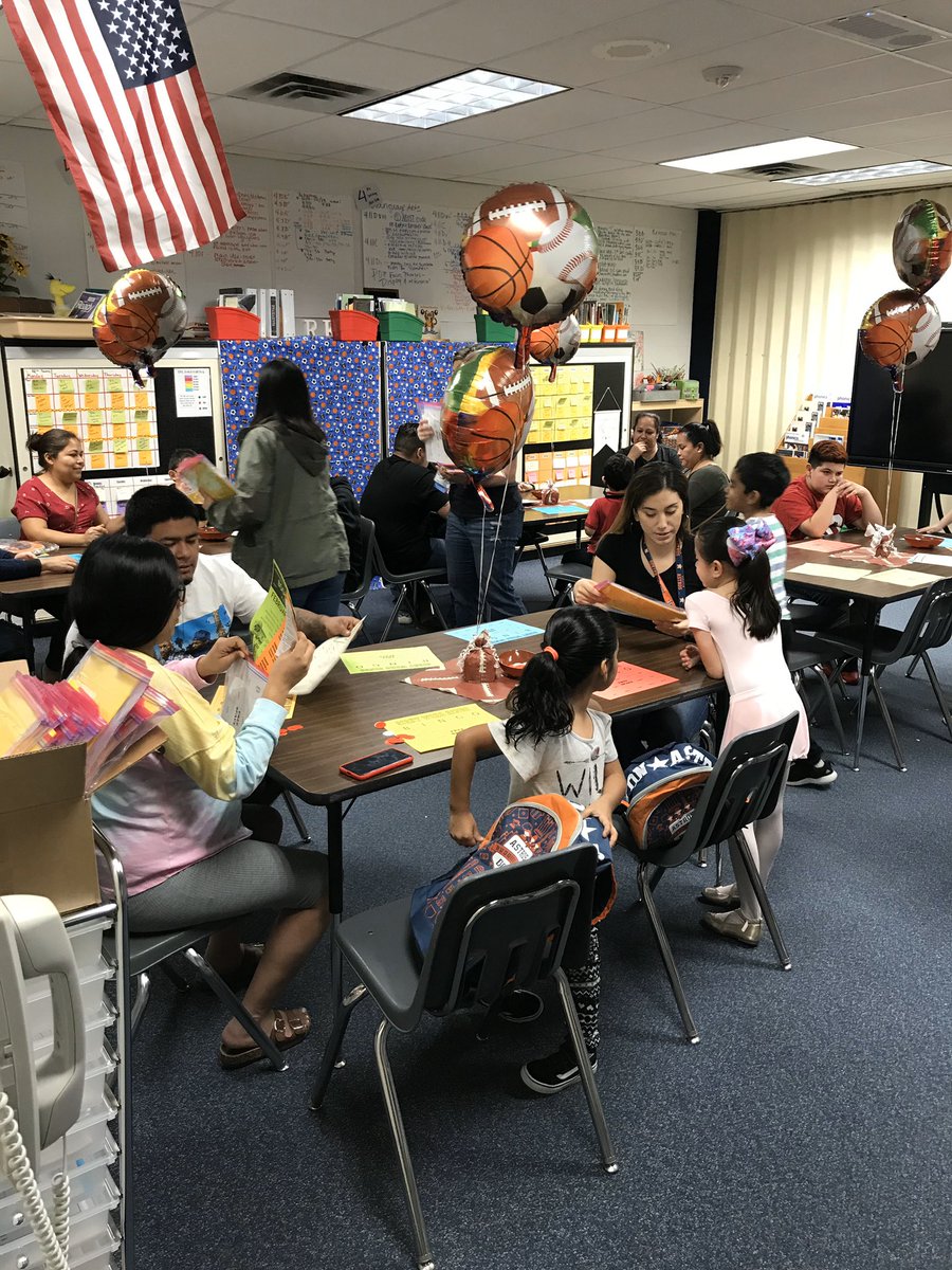 fraziergators's tweet photo. Thank you to all the families who came out tonight. We love our community! ❤️ #familyfunnight #fraziergators https://t.co/Hc1L24ntMc