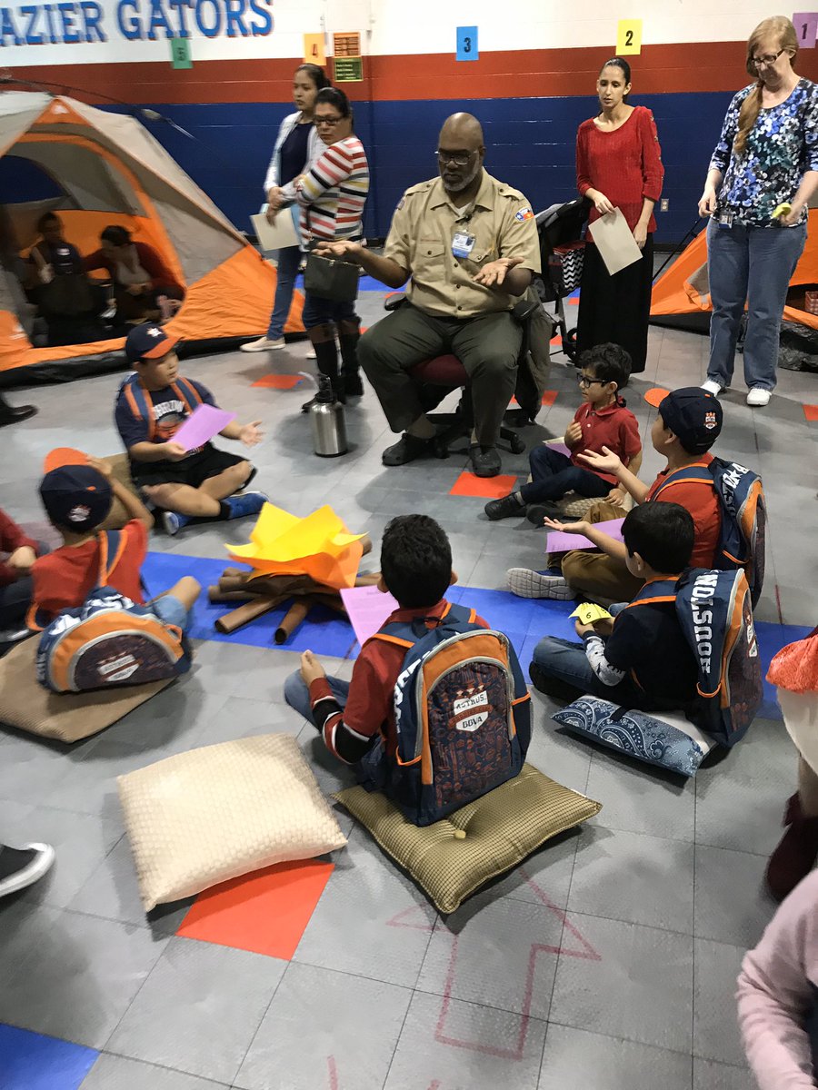 fraziergators's tweet photo. Thank you to all the families who came out tonight. We love our community! ❤️ #familyfunnight #fraziergators https://t.co/Hc1L24ntMc
