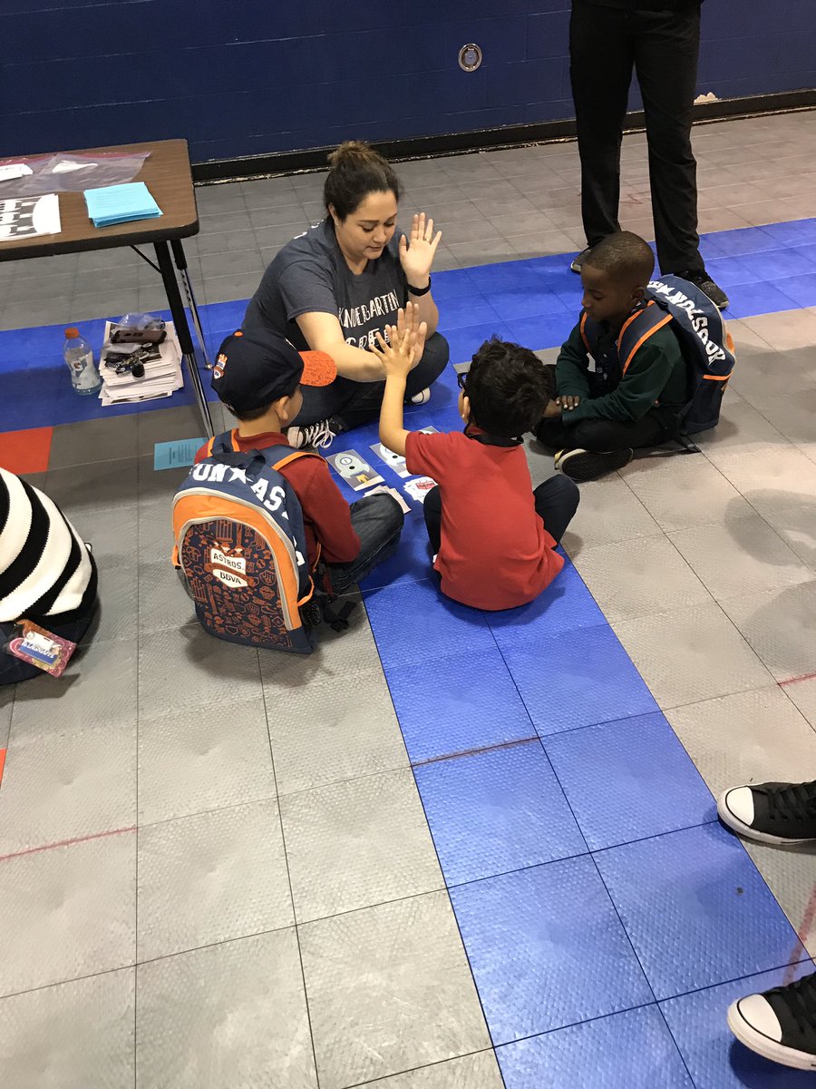 fraziergators's tweet photo. Thank you to all the families who came out tonight. We love our community! ❤️ #familyfunnight #fraziergators https://t.co/Hc1L24ntMc