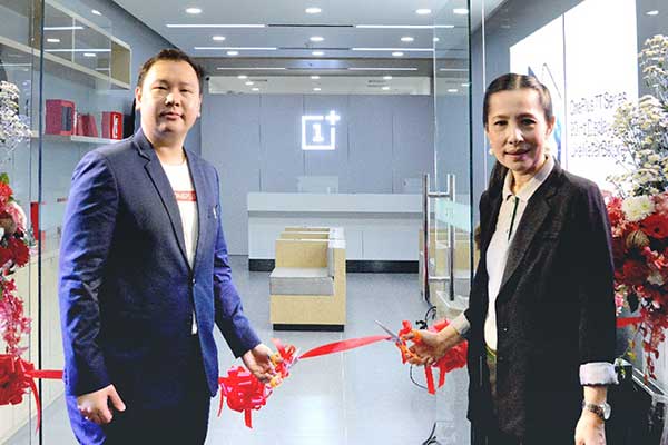 TheReporterAsia's tweet image. OnePlus แบรนด์สมาร์ทโฟน Super Flagship หนึ่งในแบรนด์สมาร์ทโฟน Top 5 สุดพรีเมียมของโลก เปิดตัว “OnePlus Service Center” เพื่อตอบรับความต้องการของแฟนๆ OnePlus #OnePlus #OnePlusServiceCenter #บริการหลังการขาย #ศูนย์บริการ #สมาร์ทโฟน #TheReporterAsia thereporter.asia/th/01/2020/one…