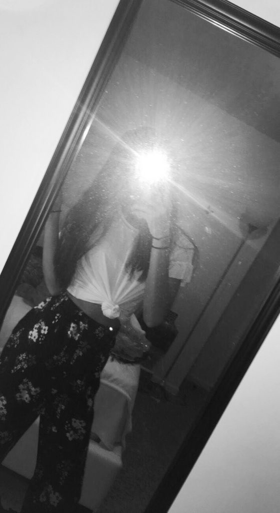 tara_vaught's tweet photo. I wish I had a new mirror 😢 #sugarbaby #imsad https://t.co/TTb3cOpUdD