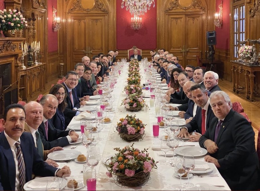 betotavira's tweet photo. “El poder se parece mucho a los bienes raíces. Se trata de ubicación, ubicación, ubicación. Cuanto más cerca esté de la fuente, mayor será el valor de su propiedad": Frank Underwood en House Of Cards. https://t.co/tNyq1akqdf