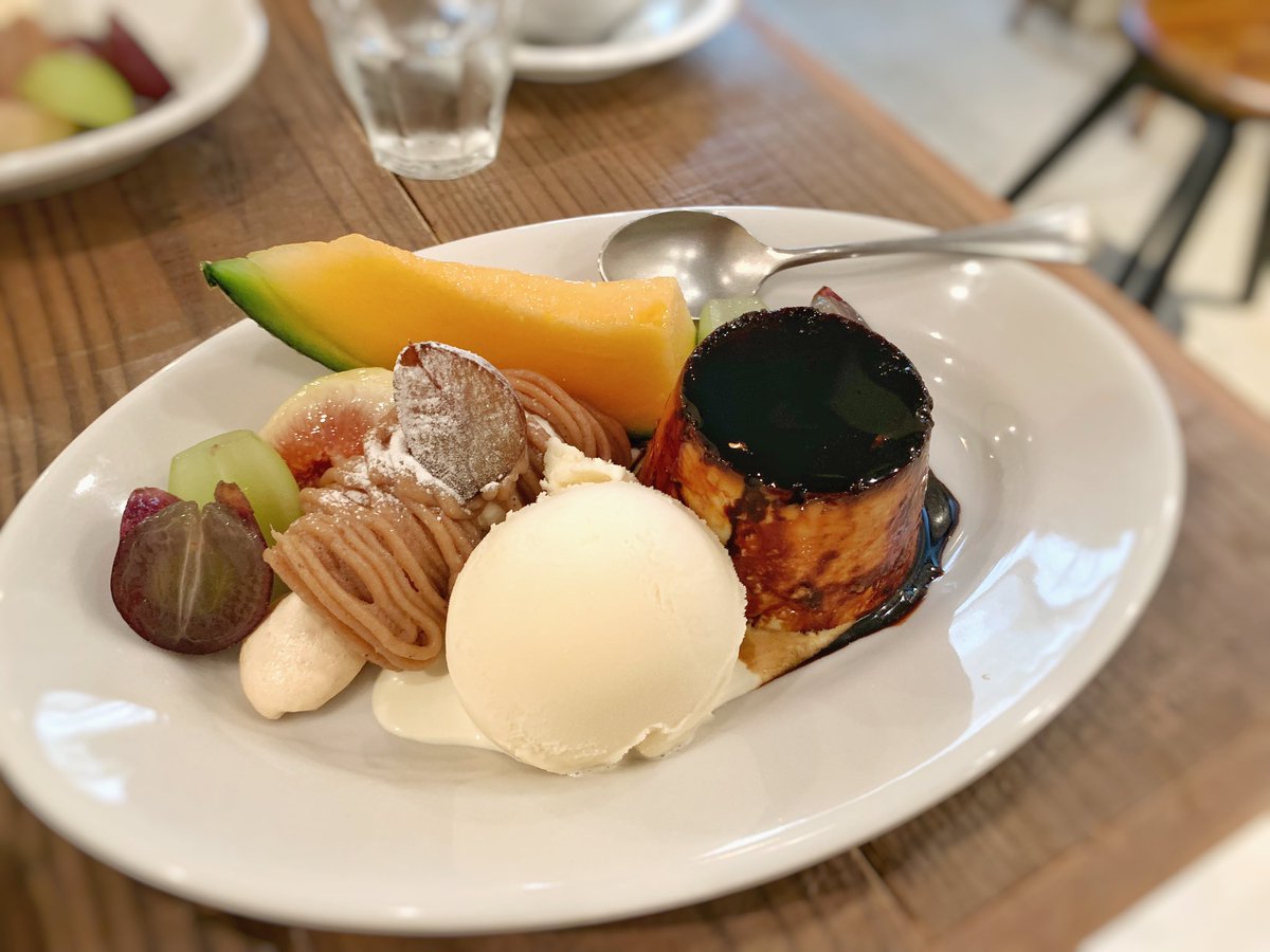 yueriko's tweet photo. Thousand coffee。
念願のプリン🍮。
平日でもめっちゃならぶのですね。
（訪問したのは昨年の秋のこと）。

西新宿五丁目駅から歩いたけれど
新宿駅からバスという手段もあり。

オーナーさん、素敵だったな。

#thousandcoffee #pudding #プリン部 #新宿カフェ #西新宿五丁目 https://t.co/ThoJGLhae3