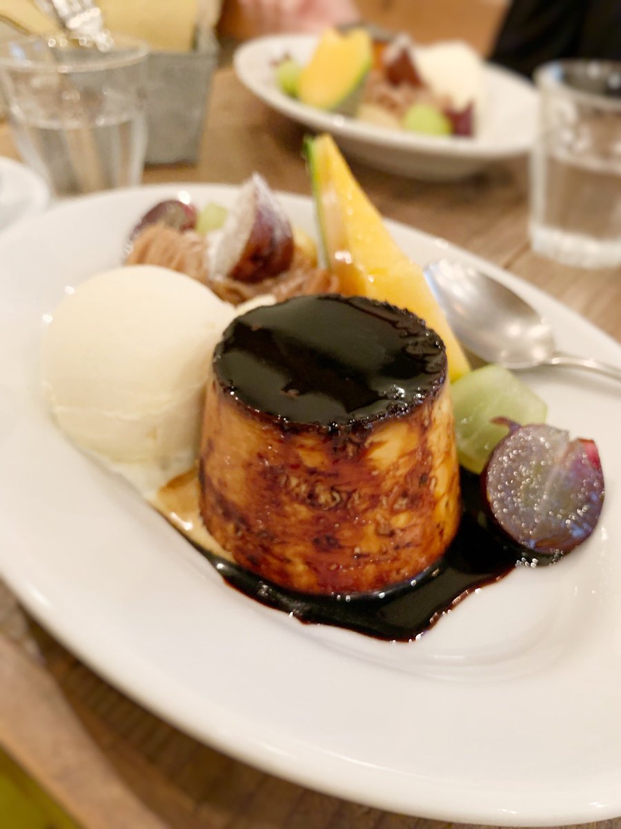 yueriko's tweet photo. Thousand coffee。
念願のプリン🍮。
平日でもめっちゃならぶのですね。
（訪問したのは昨年の秋のこと）。

西新宿五丁目駅から歩いたけれど
新宿駅からバスという手段もあり。

オーナーさん、素敵だったな。

#thousandcoffee #pudding #プリン部 #新宿カフェ #西新宿五丁目 https://t.co/ThoJGLhae3