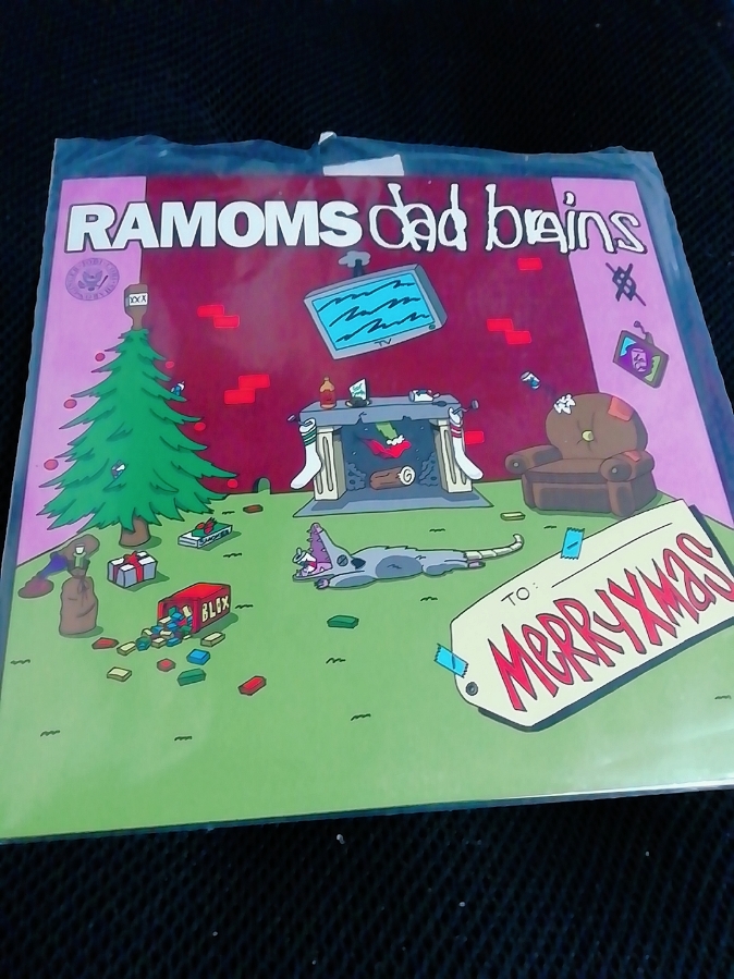Ogichan14's tweet photo. RAMOMS / dad brains
フィラデルフィアのメンバー全員お母さんのRAMONESカバーバンドRAMOMS と BでなくDAD 全員お父さんのハードコアバンドDAD BRAINS のXmas Sprit Single
YouTubeで観て面白くAmazonで注文も手違いで昨日届く😫
しかも普通に Unionで売ってたいうオチもあり😂
#RAMOMS
#DADBRAINS https://t.co/ukjHWqNMQo