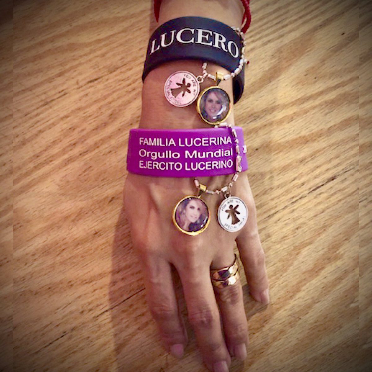 Rosaana_CC's tweet photo. Que bonito verte hoy y que padre conversa @docmandi10 😊 Mil Gracias por mis pulseras Lucero!!! Que padre!!! Calentando motores @MUNDOPULSERINA para el conciértazo de #Lucero #Junio6  #AuditorioNacional https://t.co/YB9hswejNB