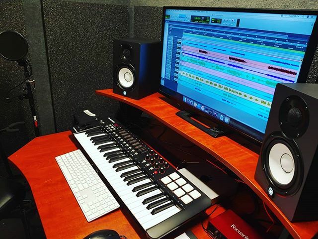 JakeKricket's tweet photo. Just finished up another day teaching at Guitar Center. I absolutely love being able to teach more often now between UC and Guitar Center. Seeing students grow in their knowledge is one of the best things to see. #education #audio #GuitarCenter #yamaha #… https://t.co/ETrWkl2iQ7 https://t.co/UbjAtMJGOX