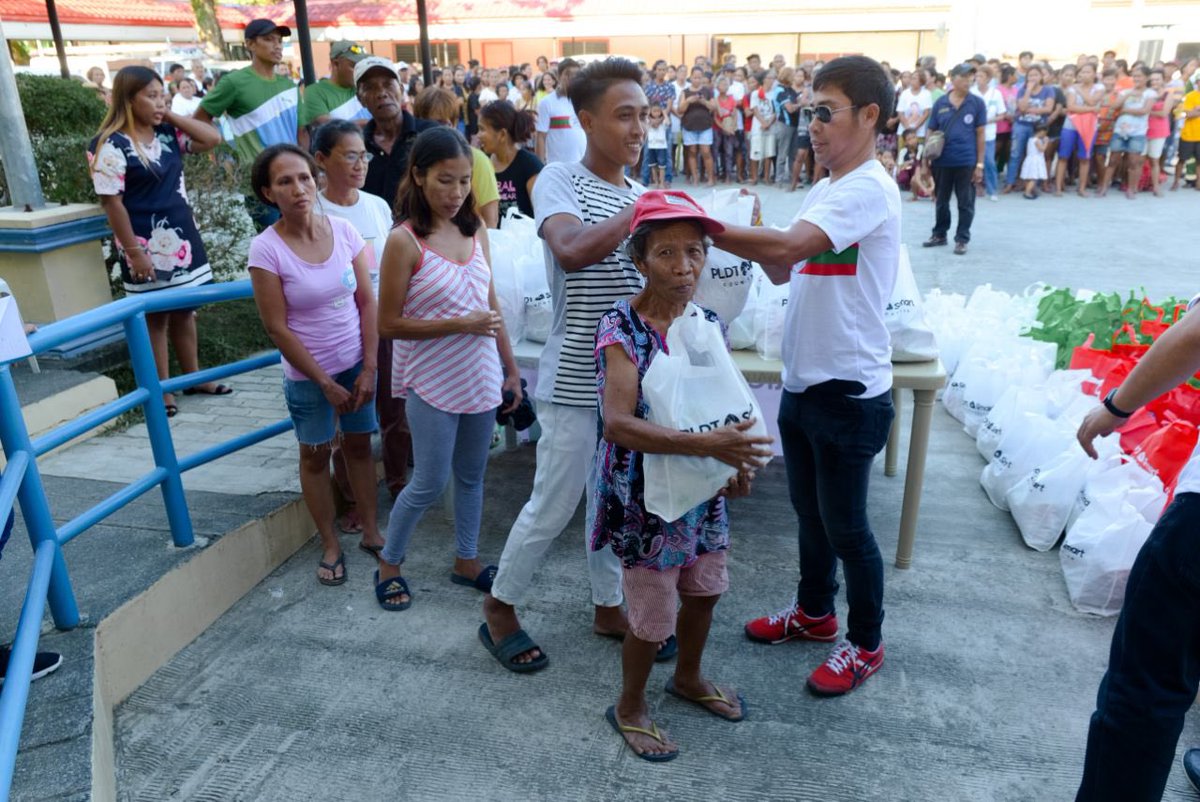 SmartNewsroom's tweet photo. Smart and PLDT-Smart Foundation yesterday distributed relief packages to residents affected by #TyphoonUrsula in New Washington, Aklan. Over 350 recipients received the packages containing food items, drinking water, and other essentials at the municipal hall. #SafePH #UrsulaPH https://t.co/3LvlnNnWPH