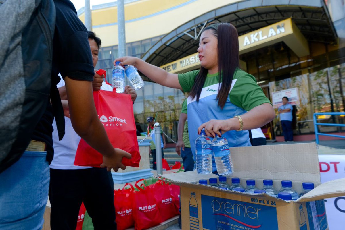 SmartNewsroom's tweet photo. Smart and PLDT-Smart Foundation yesterday distributed relief packages to residents affected by #TyphoonUrsula in New Washington, Aklan. Over 350 recipients received the packages containing food items, drinking water, and other essentials at the municipal hall. #SafePH #UrsulaPH https://t.co/3LvlnNnWPH