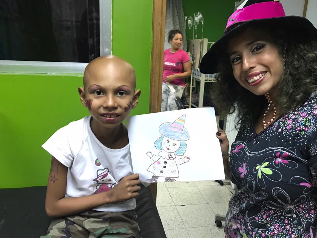 Beadrian's tweet photo. Hoy me entero que esta princesa del Oncologico Luis Razetti se fue al cielo. Sofia irradiaba paz, serenidad, alegria, tenía sólo un brazo y pintaba así de lindo. Dios seguro la tiene a su lado. Gracias por ser una guerrera de luz y desde arriba ayuda a tus amiguitos en el Rezetti https://t.co/3y11rlH2ai