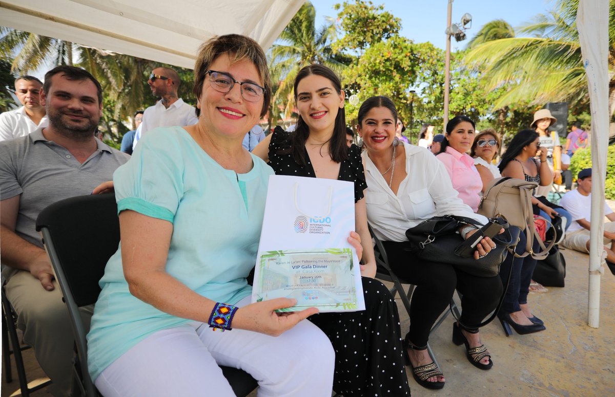 LauraBeristain's tweet photo. Me dio mucho gusto saludar a @JosipaPalac, presidenta de @ICDOat, y a su equipo, que nos visitan para realizar un festival que impulsará la cultura maya. Estoy muy agradecida por su trabajo y por supuesto cuentan con todo nuestro apoyo. ¡Bienvenidos! #Solidaridad #PlayaDelCarmen. https://t.co/hTESDkmJDy
