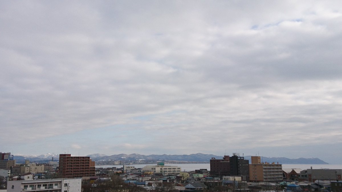 chocolatstaff's tweet photo. 1月15日AM10:30 曇 最高気温1℃

曇り空ですが、青森県の下北半島がくっきりと見えていました。
お日さまのは見えていませんが、風がなく、散策にはオススメです。

今日は旧暦でいう小正月だそうですよ。

#ホテルショコラ函館
#函館
#写真
#ハコフォト
#山
#海
#空
#雲
#旧暦
#小正月
#小豆粥
#餅花 https://t.co/mmCXfJyEeB