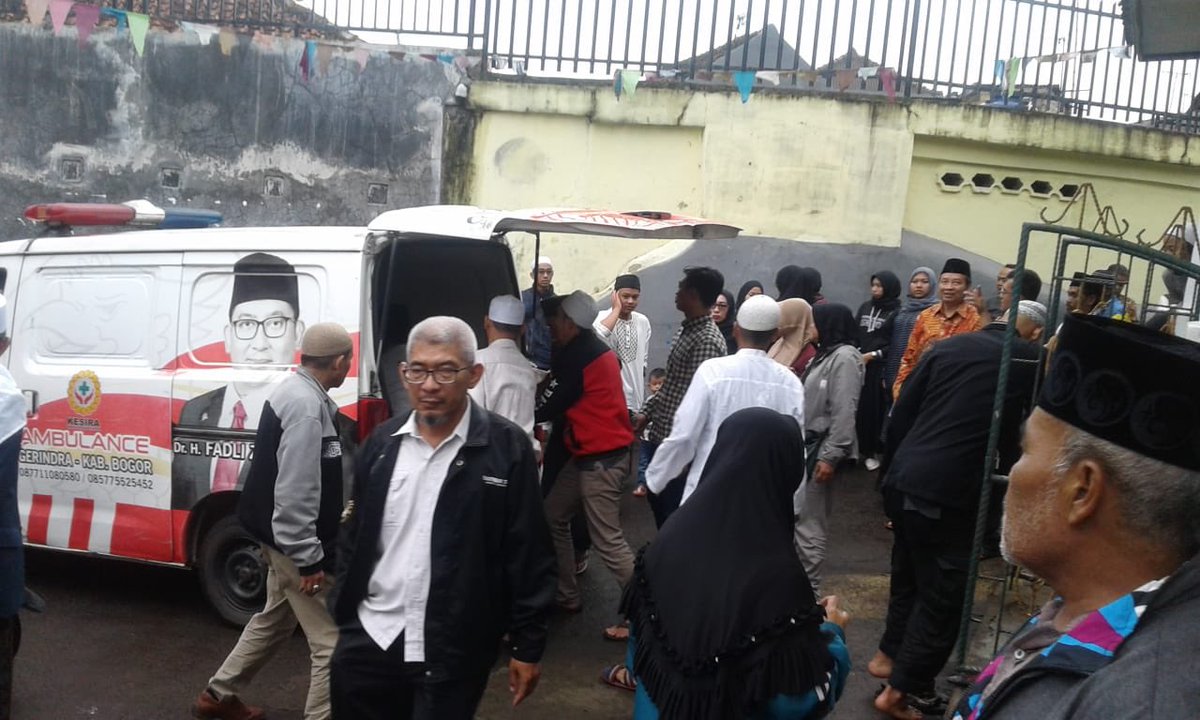 GerindraKabBgr's tweet photo. kegiatan ambulance Dr H FADLI ZON Ss., M,Sc membawa jenazah almarhum bpk BANGBANG dari kp CITEKO PENTAS desa CITEKO kec CISARUA di bawa ke TPU HKMC GADOG PANDANSARI https://t.co/7X9ZwbkO7n