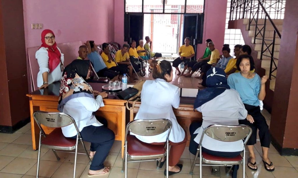 PSBIBD01's tweet photo. Medical check-up terhada Warga Binaan Sosial (WBS) oleh dokter Puskesmas Kec. Cengkareng sebagai langkah antisipasi yang efektif dalam mendeteksi risiko keberadaan penyakit di dalam tubuh WBS. Jagalah kesehatan! 🙂👩‍⚕️ @DinsosDKI1 @dinkesJKT https://t.co/msm3coCObo