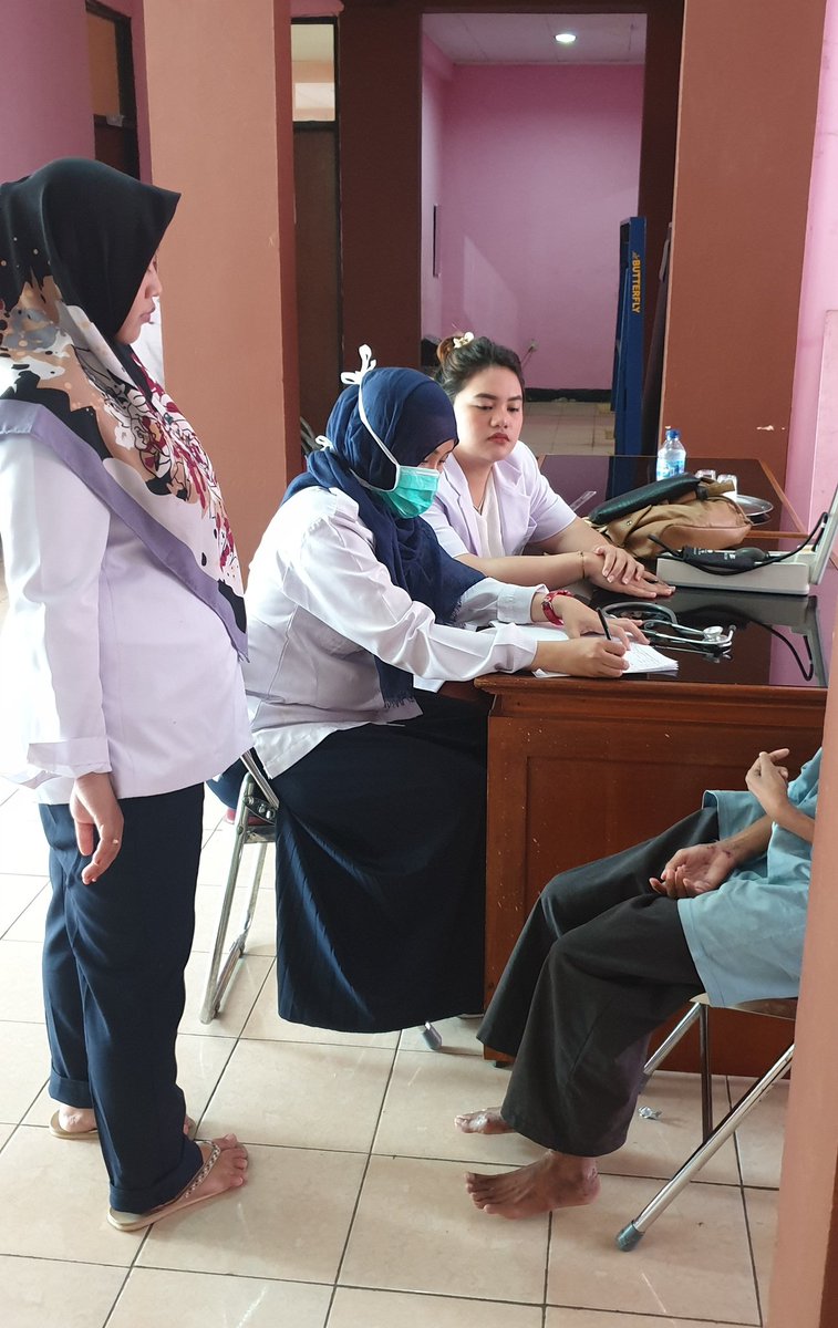 PSBIBD01's tweet photo. Medical check-up terhada Warga Binaan Sosial (WBS) oleh dokter Puskesmas Kec. Cengkareng sebagai langkah antisipasi yang efektif dalam mendeteksi risiko keberadaan penyakit di dalam tubuh WBS. Jagalah kesehatan! 🙂👩‍⚕️ @DinsosDKI1 @dinkesJKT https://t.co/msm3coCObo