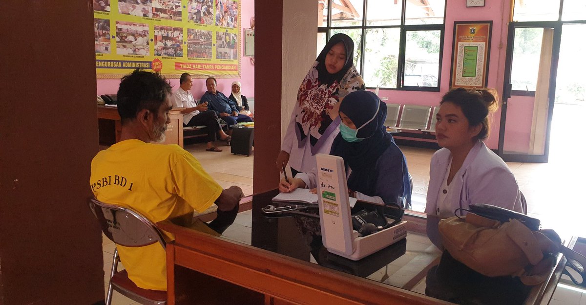 PSBIBD01's tweet photo. Medical check-up terhada Warga Binaan Sosial (WBS) oleh dokter Puskesmas Kec. Cengkareng sebagai langkah antisipasi yang efektif dalam mendeteksi risiko keberadaan penyakit di dalam tubuh WBS. Jagalah kesehatan! 🙂👩‍⚕️ @DinsosDKI1 @dinkesJKT https://t.co/msm3coCObo