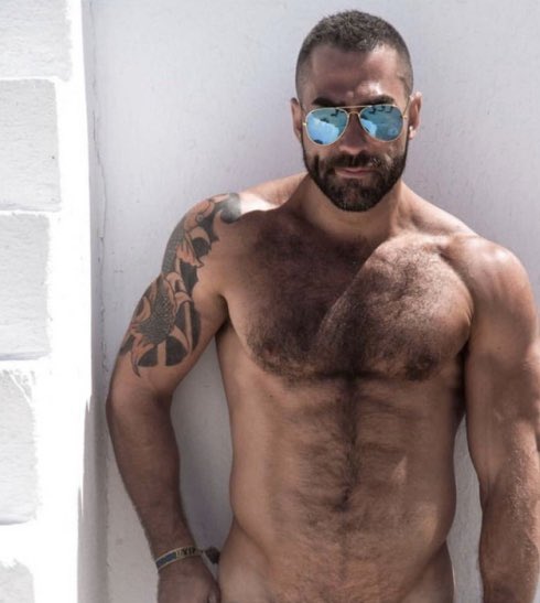 Love this sunglasses 😎
More pics? 👉 coffe.mx
.
.
.
.
#bearstyle #instagay  #gay #gayhot #sexy #men #fitness