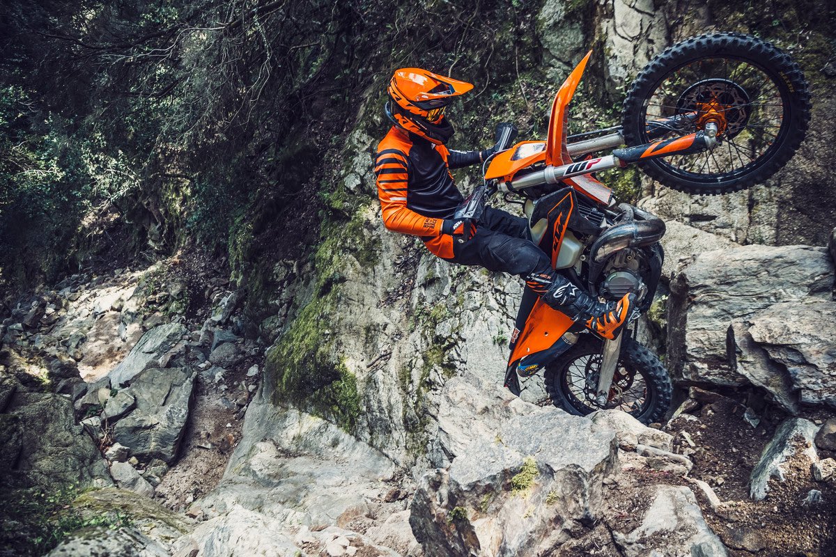 ktm_japan's tweet photo. #いちごの日 という事で、
イチゴーEXC TPIをお納め下さいませ。

ただ走りは甘くない‼️(苺は甘いけど)

#KTM #KTMJ #150EXCTPI #エンデューロ #イチゴーの日 https://t.co/csjVF3hxrq