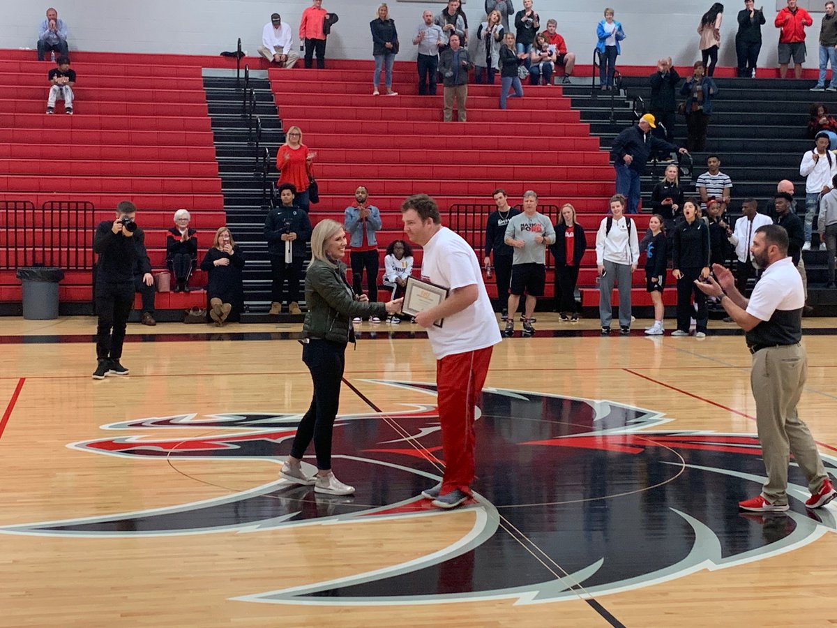 One of Fort Mill’s finest - David Henderson was honored after our tonight by CN2 news and Morgan Cox. 

David @0ae2433580124e2 does a great job helping with our team. Happy he is a Falcon. 

#FalconFamily