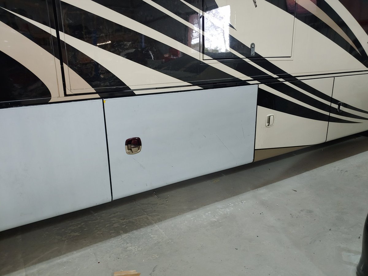 JoescompleteRv's tweet photo. #joescompletervrepairs #classAmotorhomecompartmentdoors #rvpaintandbodyrepairs https://t.co/yoiaamouXq