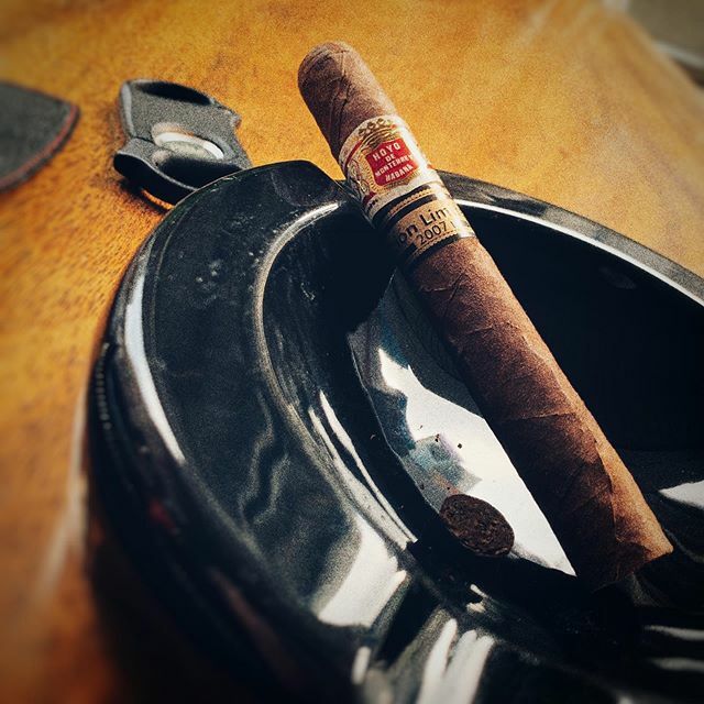 Hong Kong - a vintage cigar adventure.  I am currently in Hong Kong and was gifted a number of different aged cigars.  I am enjoying this cigar and wanted to share some history around it with you. 
The Hoyo de Monterrey Regalos—meaning ‘present’ or ‘gift… ift.tt/2t9zpcD