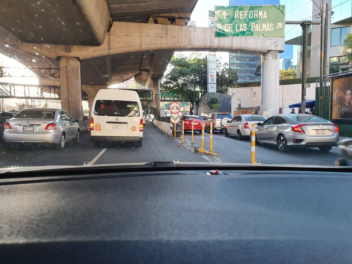 gabrielcandelas's tweet photo. @LaSEMOVI @Claudiashein ya se dieron cuenta q la barrera q pusieron en Periferico en el cruce con Av. Tecamachalco esta mal disenada (desaparece un carril central de la nada) y genera mas trafico del q habia en la zona? https://t.co/et3HNdHXAD