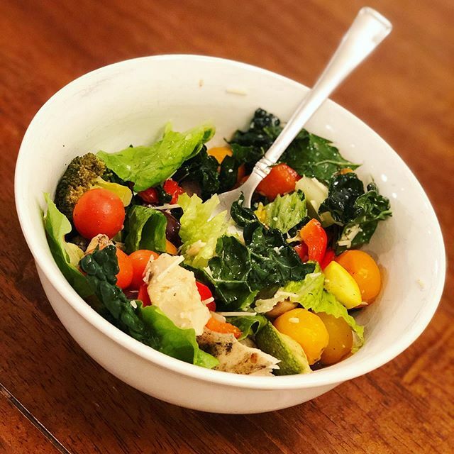 wheresamommy's tweet photo. Meal prepping on Sunday doesn’t have to mean same food over and over! I made this salad with the chicken and veggies we roasted at the party on Sunday! Same veggies, same chicken, completely different flavor! I added kalamata olives, shredded parm cheese… https://t.co/MH4m59pgAh https://t.co/Yaw98yjnmz