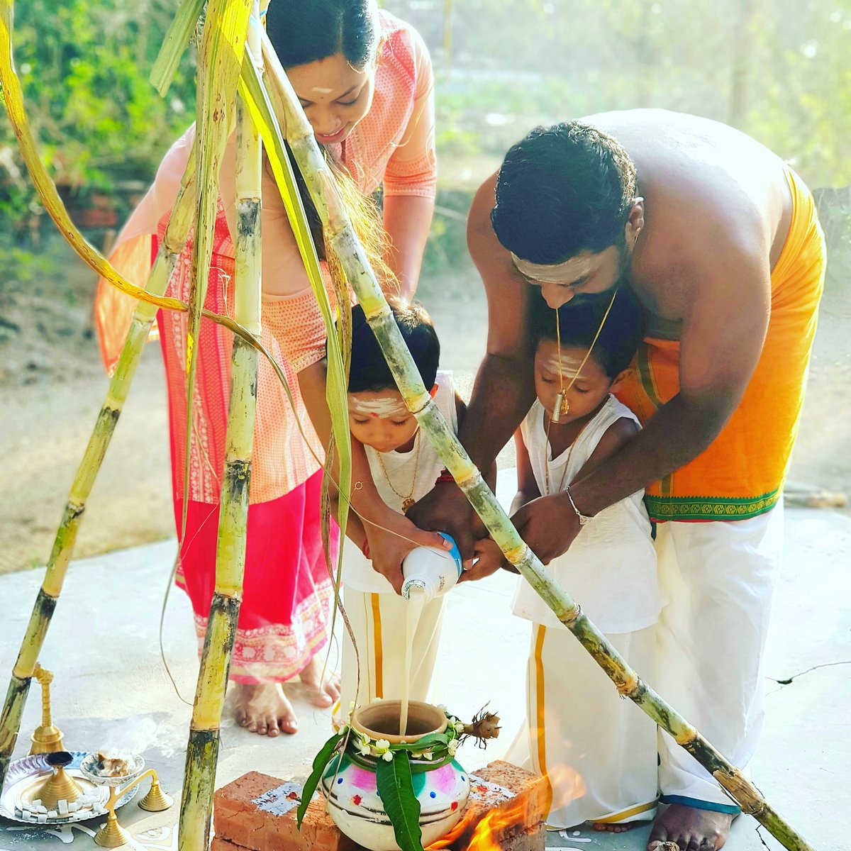 தமிழர்களின் திருநாள்,
உழவர்களின் பெருநாள், 
இன,மத பிரிவின்றி
இயற்கையைக் கொண்டாடும் பொன்னாள்..!
அனைவருக்கும் எங்களின் இனிய தைப்பொங்கல் நல்வாழ்த்துகள்!!

Iniya ThaiPonggal Nalvaalthukal!!

#Pongal 
#happinesswithluv 
#FamilyFirst