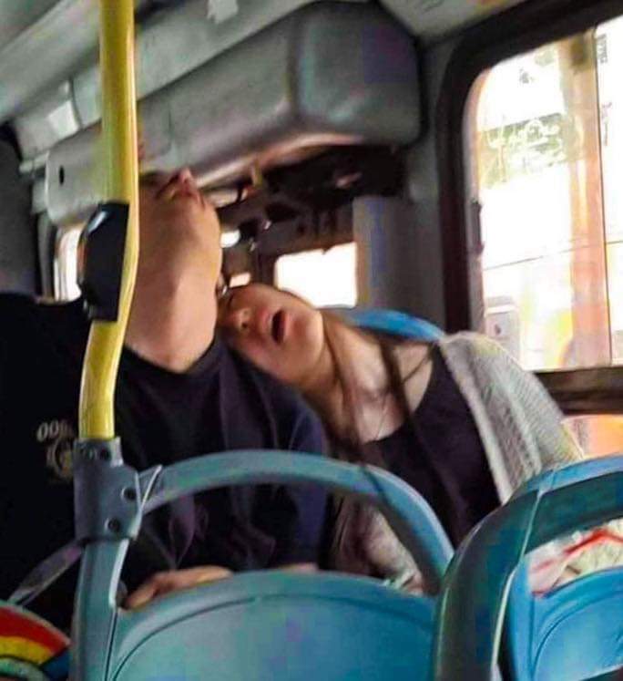 Tu y yo haciéndonos los dormidos para no cooperarle al payaso. 😂😂