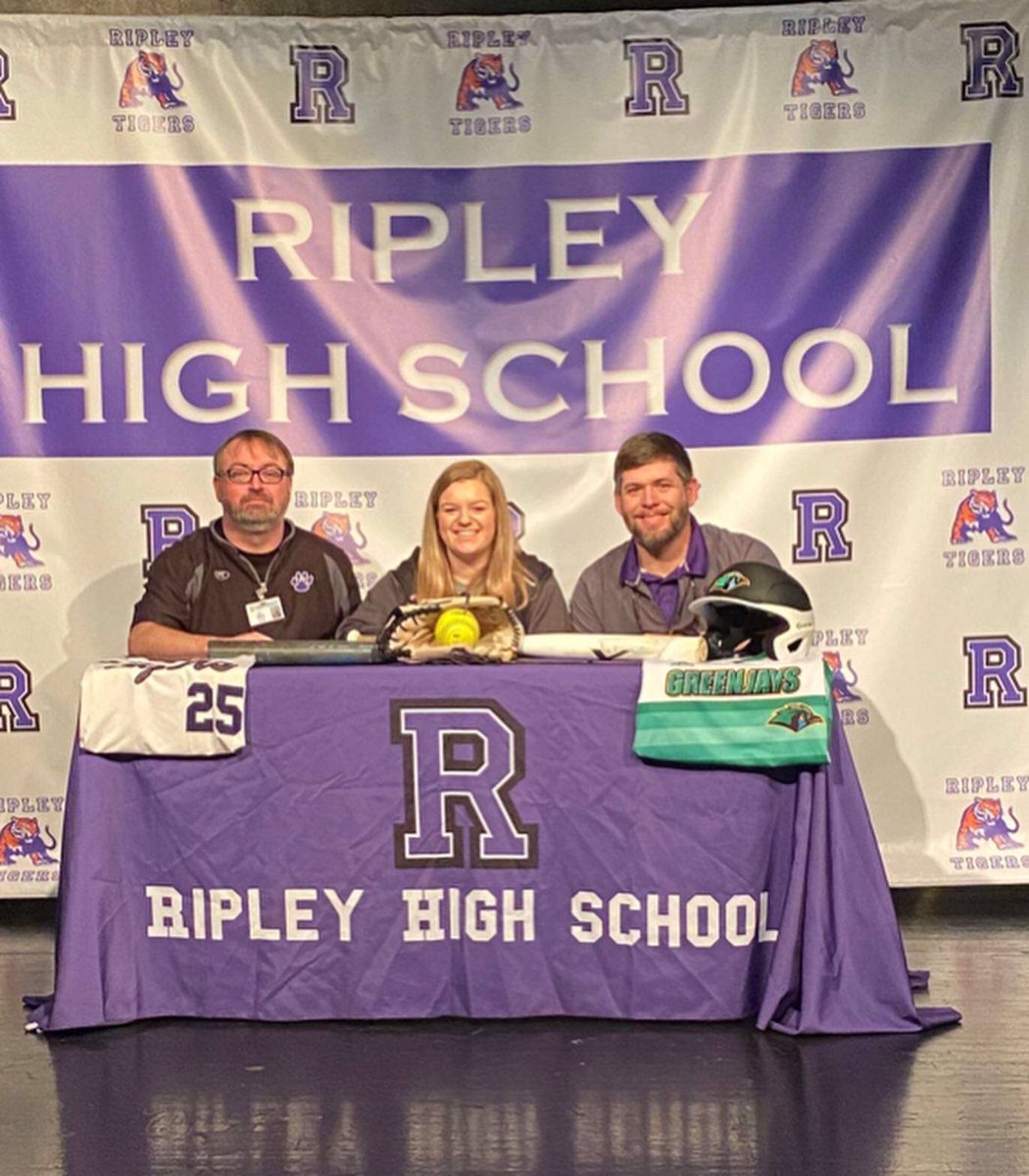 rhs_softball_'s tweet photo. Congratulations to Addisyn Baynes for signing with Jackson State today! Best wishes and go Greenjays!💚 #family https://t.co/Aa0W5356ye