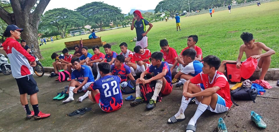TheOfficialFFH's tweet photo. Today we are in San Carlos! #FootballforHumanity Visayan Coordinator and Head Coach John Vergara of Futbol de Los Amigos San Carlos spends time delivering protective key messages about the dangers on social media. โฝ๏ธ #PlayforGoals https://t.co/39iJFCO8Wr
