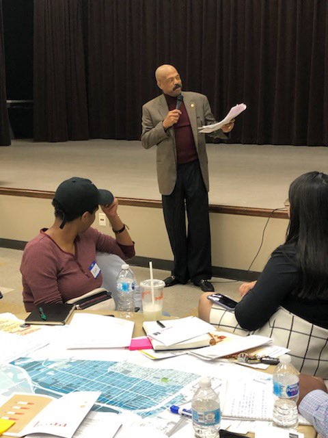 BorrisLMiles's tweet photo. It's a great day in SD 13! I stopped by the Kashmere Gardens Super Neighborhood Meeting to provide a legislative update on the 86th Legislative Session and listen to the community about their concerns. #txsd13 #txlege #kashmeregardens #legeupdate #hounews https://t.co/SIX6RZUE68
