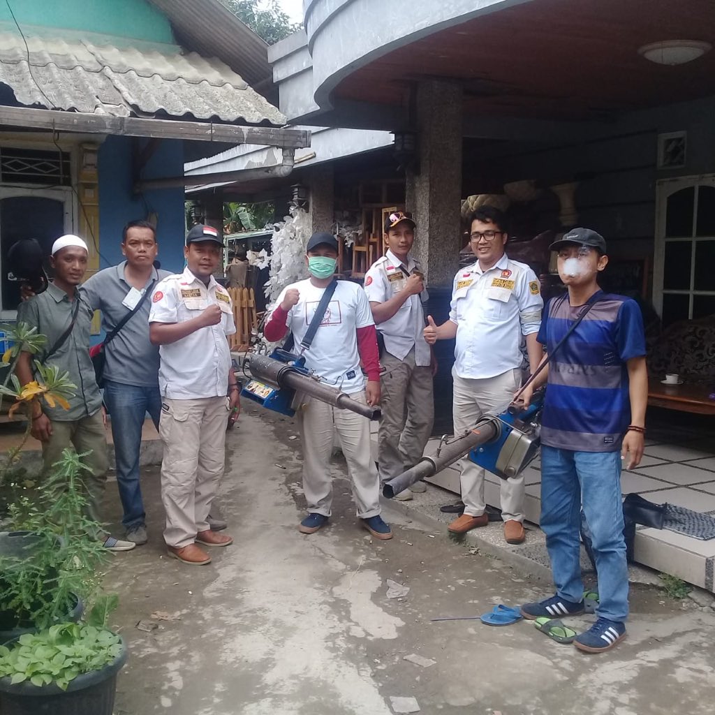GerindraKabBgr's tweet photo. Giat fogging Posko Fadli Zon hari ini15 Jan 2020, desa tarikolot Rw 01/01 Kec citeureup https://t.co/FTSXUbQ48N