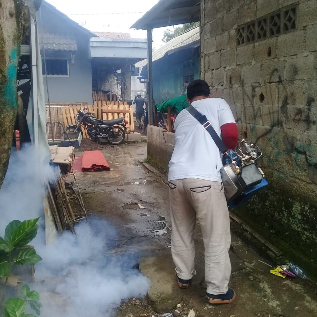 GerindraKabBgr's tweet photo. Giat fogging Posko Fadli Zon hari ini15 Jan 2020, desa tarikolot Rw 01/01 Kec citeureup https://t.co/FTSXUbQ48N