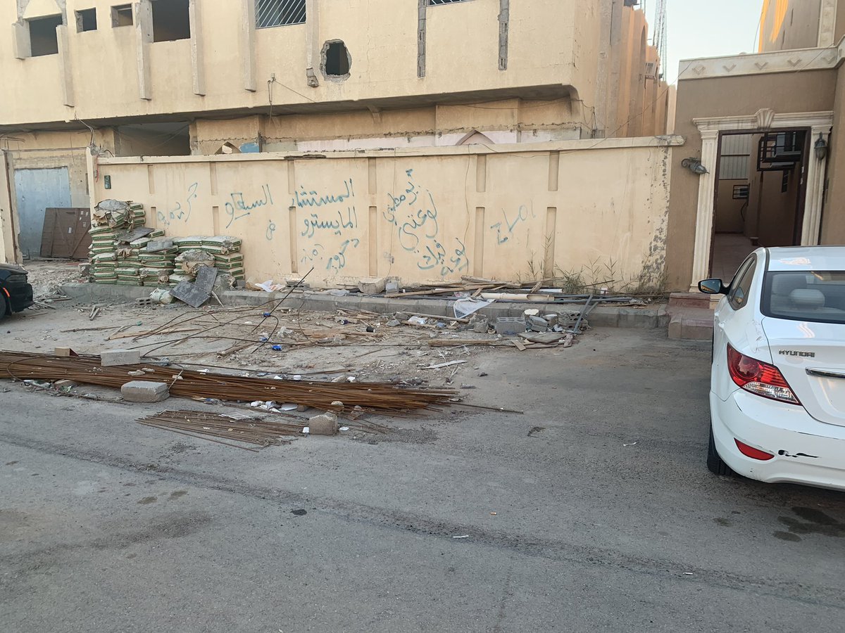 ixYo_'s tweet photo. @Amana940  السلام عليكم، نشكر جهودكم في رصد ومتابعة ملاحظات المواطين، وارغب ان ابلغ عن هذه الحالة حيث اننا نعاني بسبب مخلفات البناء والتي مضى عليها اكثر من شهرين على حالها ولم نجد طريقه للتواصل مع صاحب العمارة اللذي لم يكمل اعمال ترميم عمارته ولم يقم بإزالة هذه المخلفات https://t.co/6qlY9M6ak3