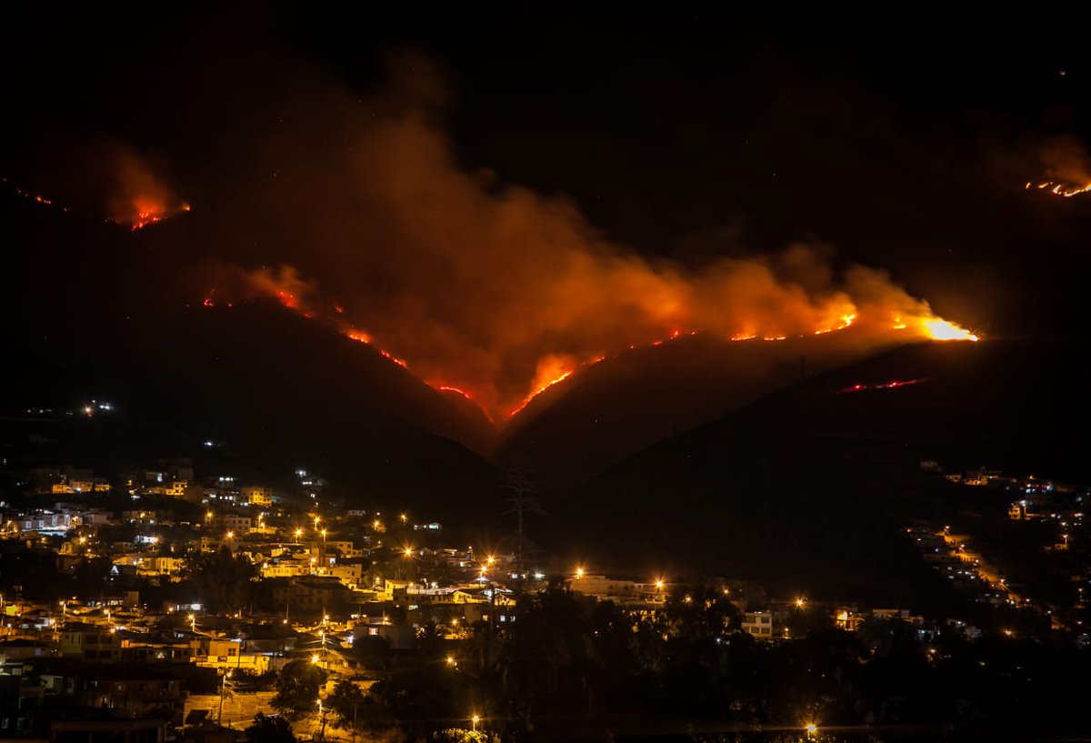EcuavisaInforma's tweet photo. Así luce el cerro #Casitagua, en #Quito, a esta hora. Un incendio de más de 12 horas de duración ha consumido una extensa zona de vegetación. Fotos: @apifoto ➡️ https://t.co/BKIqmeFsm8 https://t.co/PSVnvI7MhI