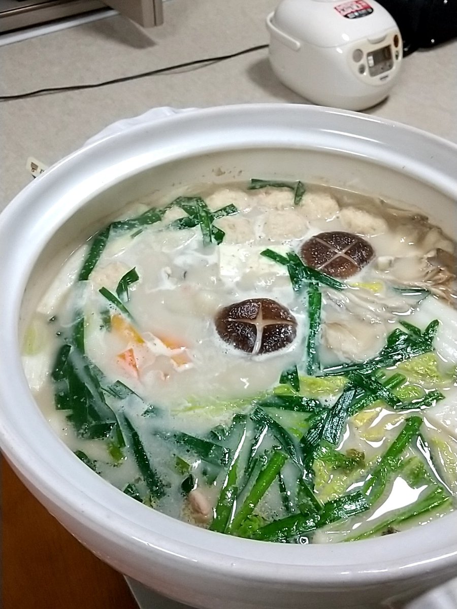 Takayuki V Twitter 平日の休み またまた 鬼嫁のちゃんこ番なり Tot 今日は豆乳ちゃんこ鍋で一杯やってますd O B〆はうどんです