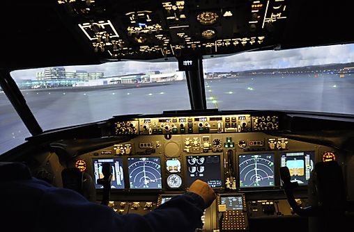 flightsimrevs's tweet photo. We’re featuring the review of one of our favourite simulator visits today. @deeflightsim Pick from three high quality and ultra realistic simulators - a fantastic experience guaranteed! https://t.co/MTUs1FZYQY #pilot #flightsim #flightsimulator #a320 #b737 #A109 #jetsim https://t.co/xRAUUB6pDg
