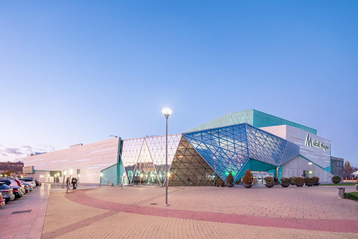 CBRE_es's tweet photo. Nos encanta el resultado del proyecto realizado para el centro comercial @AlcalaMagna 👉 Los equipos de CBRE Arquitectura y Project Management han llevado a cabo el cambio de fachada por fachada ventilada con piezas cerámicas extruidas e iluminación RGB 📸 https://t.co/9VOWc3UMJC https://t.co/GBUgQGOvFn