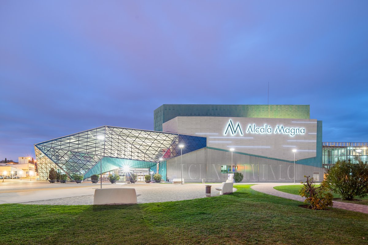 CBRE_es's tweet photo. Nos encanta el resultado del proyecto realizado para el centro comercial @AlcalaMagna 👉 Los equipos de CBRE Arquitectura y Project Management han llevado a cabo el cambio de fachada por fachada ventilada con piezas cerámicas extruidas e iluminación RGB 📸 https://t.co/9VOWc3UMJC https://t.co/GBUgQGOvFn