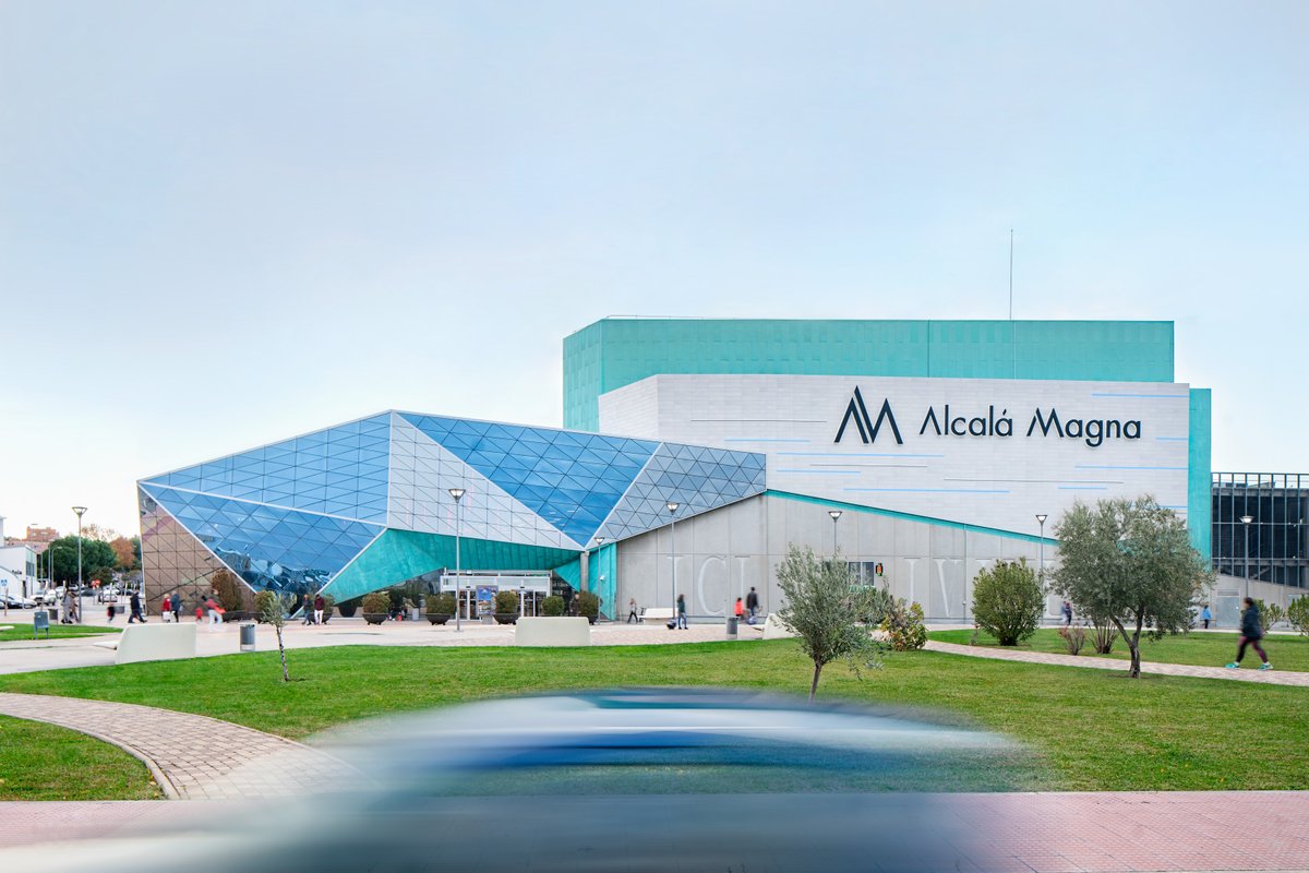 CBRE_es's tweet photo. Nos encanta el resultado del proyecto realizado para el centro comercial @AlcalaMagna 👉 Los equipos de CBRE Arquitectura y Project Management han llevado a cabo el cambio de fachada por fachada ventilada con piezas cerámicas extruidas e iluminación RGB 📸 https://t.co/9VOWc3UMJC https://t.co/GBUgQGOvFn