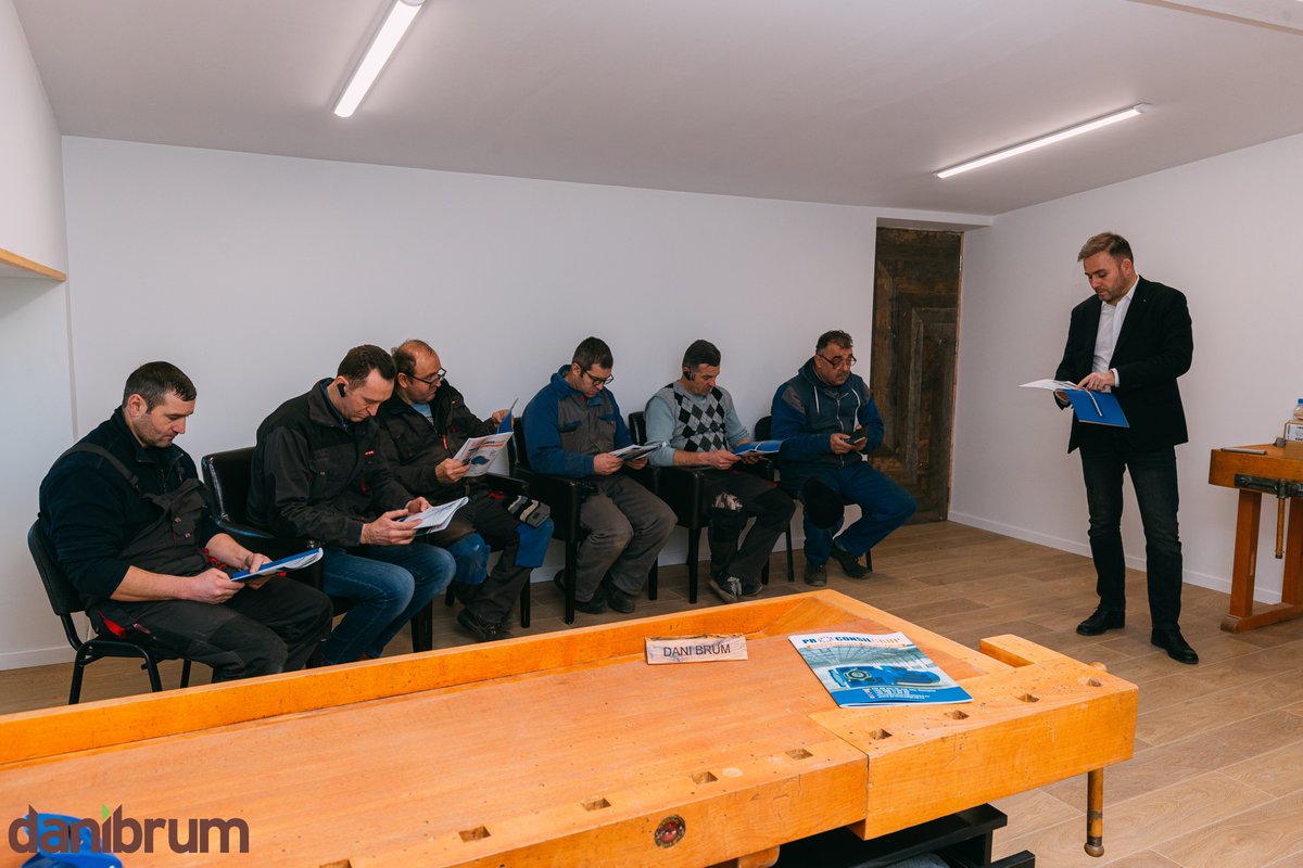 DanibrumP's tweet photo. Profesionalizarea este unul din pilonii dezvoltării durabile! 💡🔦
#danibrum #tweetoftheday https://t.co/CsdhPk76dL