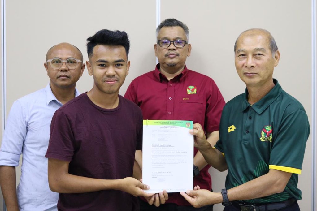 BalingCityFC's tweet photo. Tahniah &amp; syabas diucapkan kepada Mohd Irwan Shah serta Muhammad Hafiz Izzudin yang telah menandatangani kontrak bersama skuad Piala Belia Kedah.

Pihak Baling City Football Club menyokong penuh usaha Persatuan Bolasepak Kedah dalam mencungkil bakat terutama anak muda dari Baling https://t.co/GKDS1K6iw3